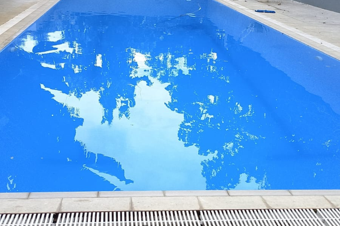 Pool cleaner Claire Jaya Service